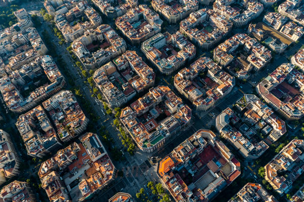 luftaufnahme typischer gebäude des stadtbildes von barcelona aus dem hubschrauber. draufsicht, eixample residencial urban grid - avenida diagonal stock-fotos und bilder