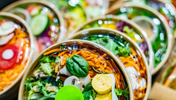 ensaladas de verduras exhibidas en un refrigerio comercial - appetizer lunch freshness vegetable fotografías e imágenes de stock