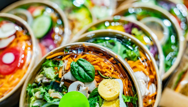 salades de légumes exposées dans un réfrigérateur commercial - supermarket groceries shopping healthy lifestyle photos et images de collection