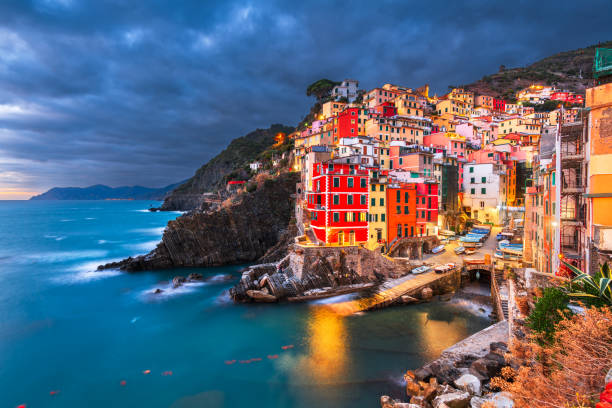 riomaggiore, italia, en cinque terre - european culture riomaggiore europe night fotografías e imágenes de stock