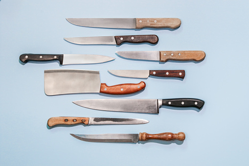 Variedad de cuchillos de carnicero sobre fondo colorido photo