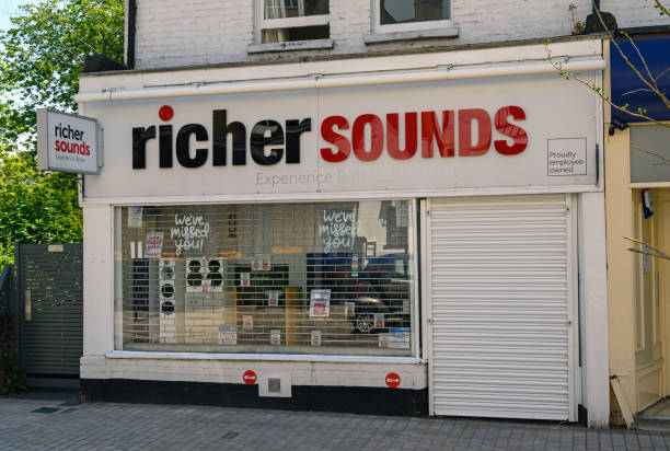 магазин richer sounds в бромли, кент, великобритания - main street audio стоковые фото и изображения