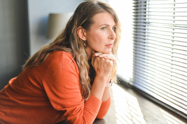 dojrzała dorosła kobieta (negatywne emocje) - women crying distraught thinking zdjęcia i obrazy z banku zdjęć