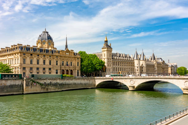 palazzo di giustizia commerciale di parigi e palazzo della conciergerie lungo la senna, parigi, francia - paris france panoramic seine river bridge foto e immagini stock