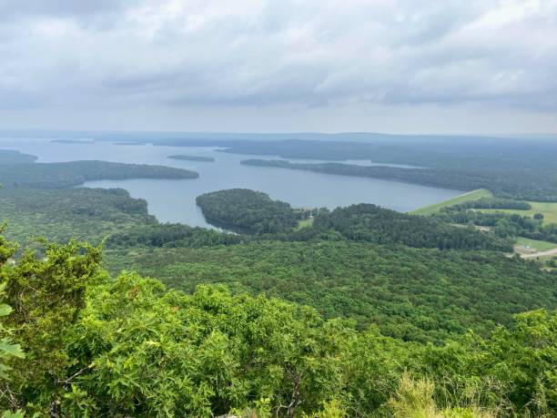 affacciato sul lago maumelle, il pinnacle mountain state park - pinnacle foto e immagini stock