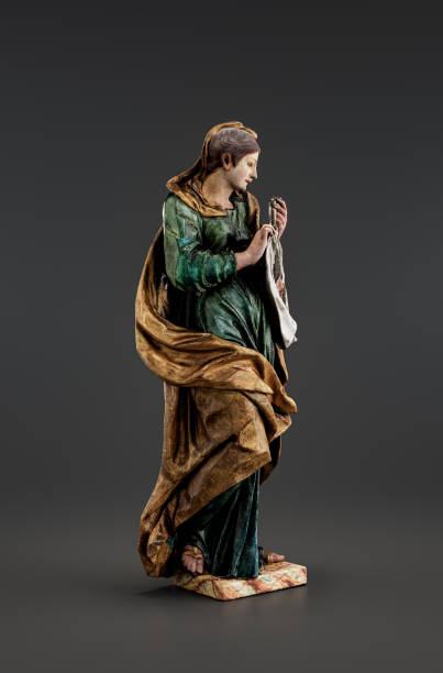 istock Sculpture of Saint Veronica. She holds a shawl with Christ’s face. from side view, 3d Rendering 1463535424