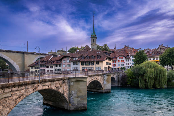 ponti sul fiume aare a berna - bridge people berne river foto e immagini stock