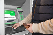 mann-gibt-geldautomaten-pin-code-ein-nahaufnahme.jpg?b=1&s=170x170&k=20&c=V6gk7JhpGl1Wn6B9E8qfoLpgHJZkdCigO0DwBj4QtF0=