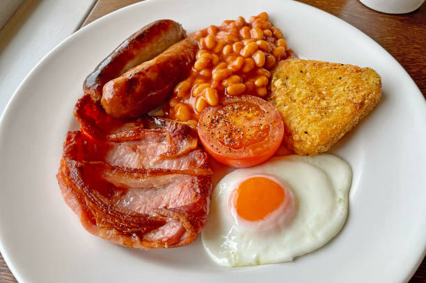 colazione inglese completa - breakfast eggs fried egg sausage foto e immagini stock