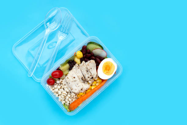 istock Salad with meat and vegetables in plastic package box 1463566762