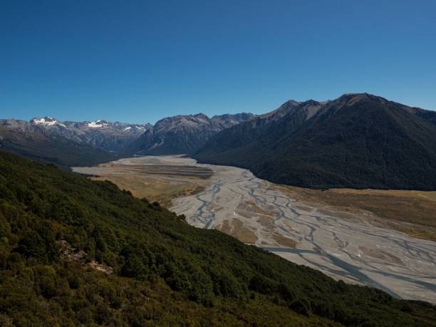 paysage de vallée de montagne alpine avec rivière tressée waimakariri, bealey spur track, arthurs pass, canterbury nouvelle-zélande - arthurs pass national park photos et images de collection