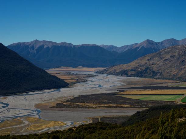 paysage de vallée de montagne alpine avec rivière tressée waimakariri, bealey spur track, arthurs pass, canterbury nouvelle-zélande - arthurs pass national park photos et images de collection