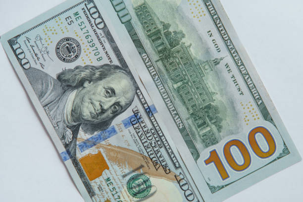 плоская кладка из двухсотдолларовых банкнот гринбеков с аверсом и оборотной сторонами на белом фоне. - greenbacks стоковые фото и изображения