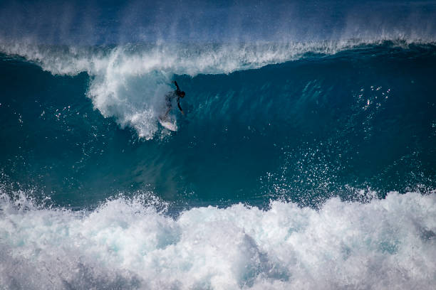 surfer dropping in late under the lip oahu - healey imagens e fotografias de stock