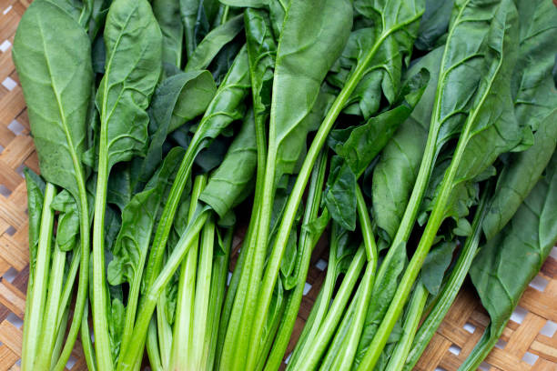 istock Fresh spinach in bamboo weaves plate 1463603387