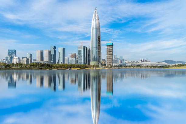 shenzhen ciudad frente al mar horizonte del centro, china. - shenzhen fotografías e imágenes de stock