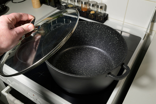 Stockpot - Glass lid raised by hand. Non-stick marble coating inside.