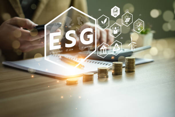 ESG environment social governance investment concept. Businessman using computer to analyze investment ESG. strategy that considers the environmental, company carbon labor practices, sustainability concepto de inversión en gobernanza social del entorno esg. empresario que utiliza la computadora para analizar la inversión esg. estrategia que considera el medio ambiente, las prácticas laborales de carbono de la empresa, la sostenibilidad