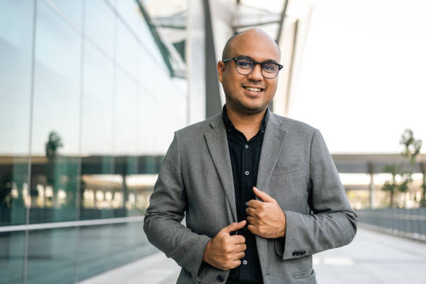 gerente sênior homem de negócios de terno em pé nos edifícios no centro da cidade. homem confiante de braços cruzados olhando para seus objetivos de sucesso. homem de negócios executivo - businessman business arms crossed business person - fotografias e filmes do acervo