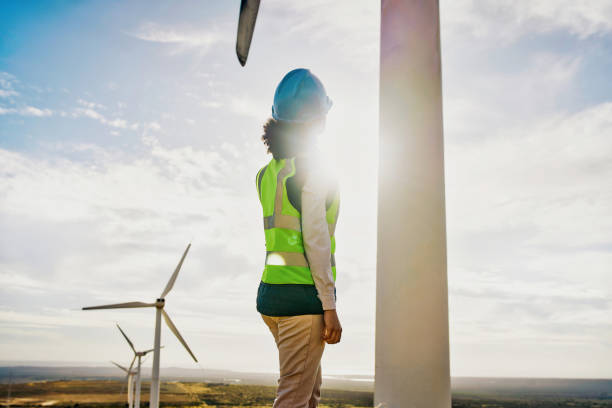 éolienne, ingénieure femme et ferme pour les énergies renouvelables, l’électricité et l’électricité en extérieur. électricien ou technicien en nature pour l’entretien de l’innovation éolienne, écologique et environnementale verte - building contractor flash photos et images de collection