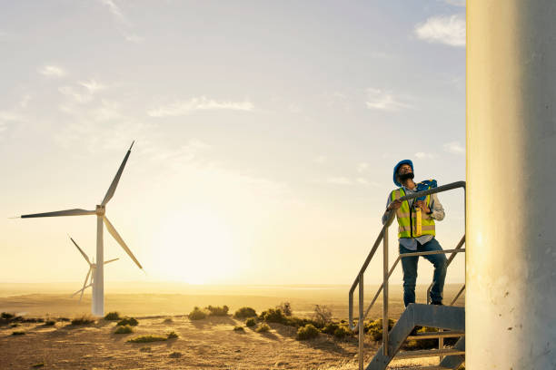 éolienne, ingénieur et énergie renouvelable pour la durabilité, champ agricole et inspection sur maquette du ciel. énergie propre, éolienne durable et électrique avec personne ou agriculteur sur une tablette - african sunrise photos et images de collection