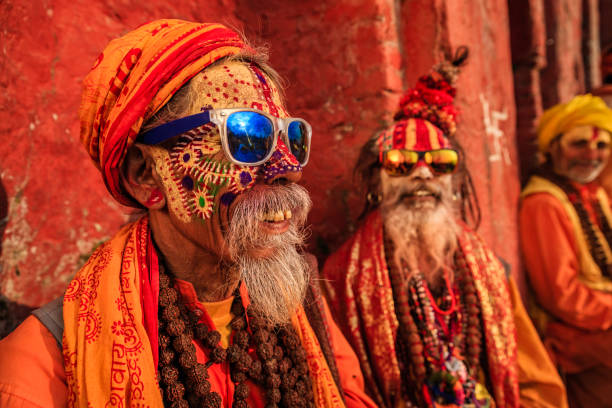 sadhu - indian holymen sitting in the temple - sadhu imagens e fotografias de stock