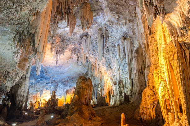 estalagmite, estalactite na caverna - stalactite - fotografias e filmes do acervo