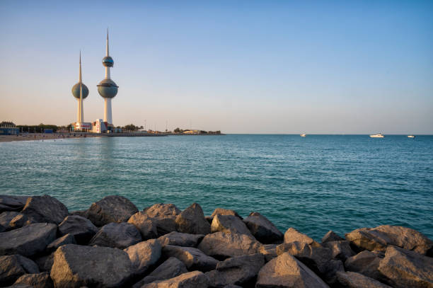 도시 스카이 라인 보기 - kuwait tower 뉴스 사진 이미지