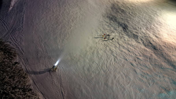 observation of skiers' behavior on the downhill track from a height. artificial snowmaking from water cannons. shoot a stream of water onto furrowed surface. expensive energy intensive technology, snow cannon, nozzle, reflektor observación del comportamiento de los esquiadores en la pista de descenso desde una altura. fabricación de nieve artificial a partir de cañones de agua. dispara un chorro de agua sobre la superficie surcada. tecnología costosa que consume mucha energí