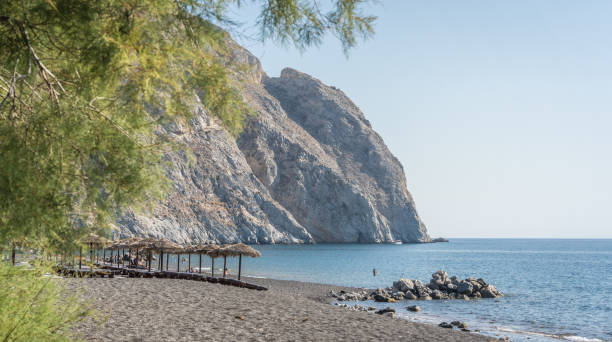 blick auf den perivolos beach in santorini, griechenland - black sand beach santorini greece stock-fotos und bilder