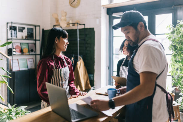 istock Japanese small business owners on a team meeting 1463709328