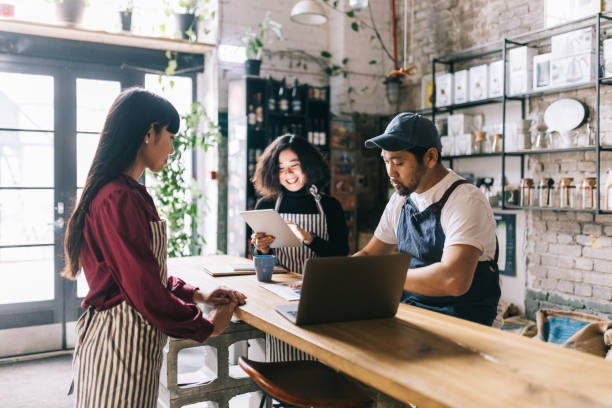 istock Japanese small business owners on a team meeting 1463709380