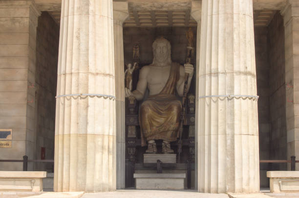 statua di zeus a olimpia, grecia - zeus olympia statue god foto e immagini stock