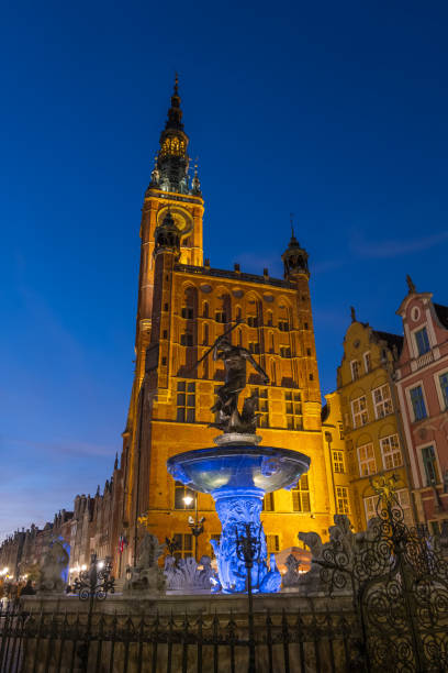 fontaine de neptune et hôtel de ville la nuit à gdansk - trident gdansk neptune fountain photos et images de collection