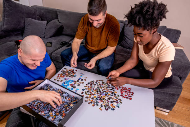 istock Friends playing jigsaw puzzles at home. 1463724737