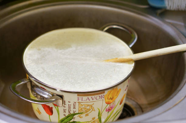 primer plano de una sartén sucia llena de agua en un fregadero - silverware clean wet kitchen utensil fotografías e imágenes de stock