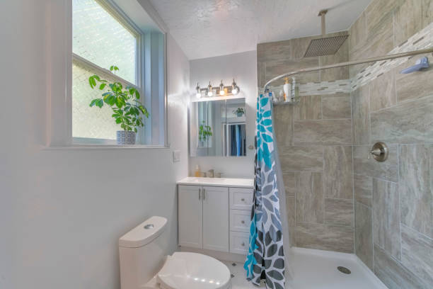 istock Mirror, a sink, and a bath with a curtain in a bathroom 1463743979