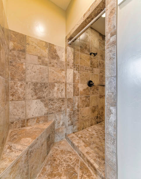 istock Tiled brown bath in the bathroom 1463744747