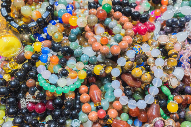 의상 보석, 팔찌, 보석, 공예품의 거대한 컬렉션 - bead glass jewelry stone 뉴스 사진 이미지
