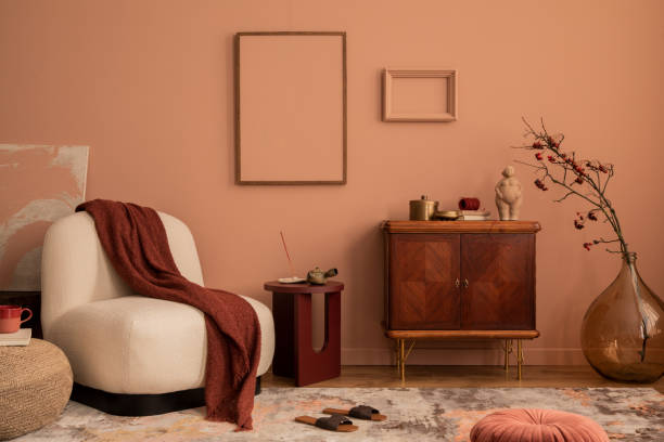モックアップポスターフレーム、木製サイドボード、ベージュのアームチェア、格子縞、ナナカマドの花瓶、敷物、丸いコーヒーテーブル、個人用アクセサリーを持つリビングルームのイン� - showcase interior home decorating chair pink ストックフォトと画像