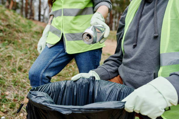istock Volunteers Putting Trash in Bag 1463785759