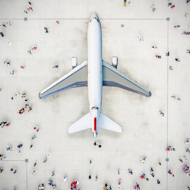 Vista aérea da multidão com avião. - foto de acervo