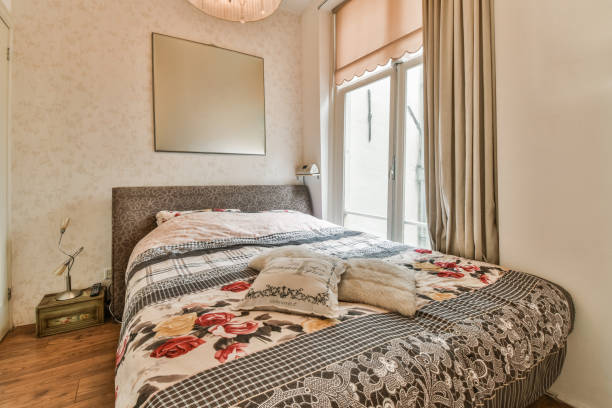 현대적인 아파트의 라이트 침실 - curtain balcony bed sheet 뉴스 사진 이미지