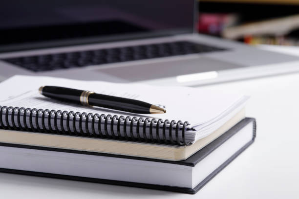 close up do notebook e laptop - notebook book paper note pad - fotografias e filmes do acervo