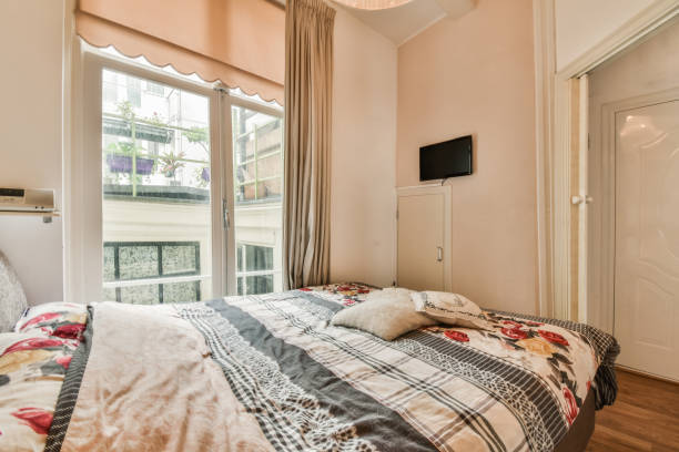 현대적인 아파트의 라이트 침실 - curtain balcony bed sheet 뉴스 사��진 이미지