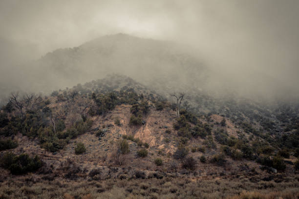 霧が通過するドラマチックな山腹 - new mexico landscape sky ethereal ストックフォトと画像