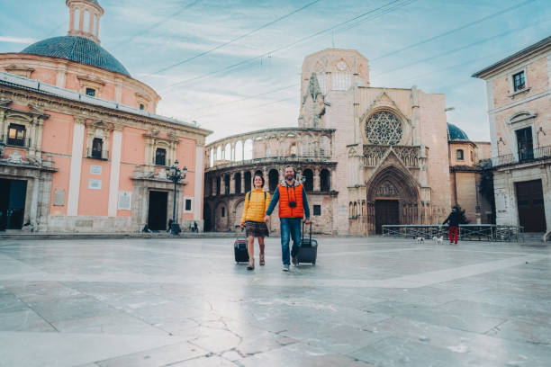 istock Couple visiting Valencia, Plaza de la Virgen 1463817342