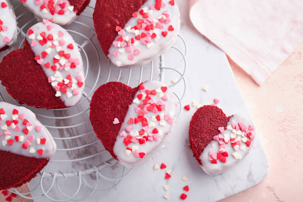 red velvet or brownie cookies on heart shaped in chocolate icing on a pink romantic background. dessert idea for valentines day, mothers or womens day. tasty homemade dessert. cake for valentines day - valentine candy fotos imagens e fotografias de stock