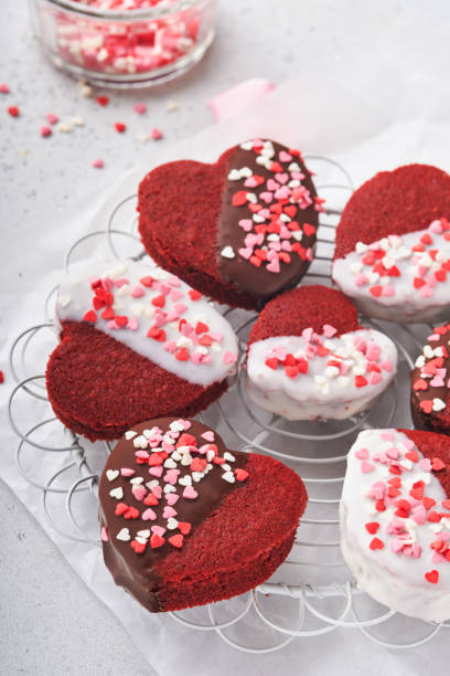 dia dos namorados. biscoitos vermelhos de veludo ou brownie em forma de coração em cobertura de chocolate em um fundo romântico rosa. ideia de sobremesa para o dia dos namorados, dia das mães ou da mulher. saboroso bolo de sobremesa caseiro - valentine candy - fotografias e filmes do acervo