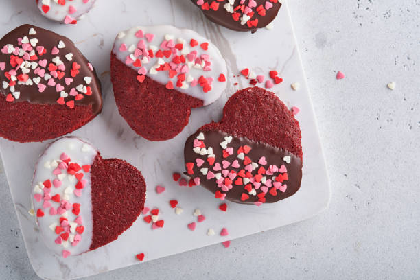 dia dos namorados. biscoitos vermelhos de veludo ou brownie em forma de coração em cobertura de chocolate em um fundo romântico rosa. ideia de sobremesa para o dia dos namorados, dia das mães ou da mulher. saboroso bolo de sobremesa caseiro - valentine candy - fotografias e filmes do acervo